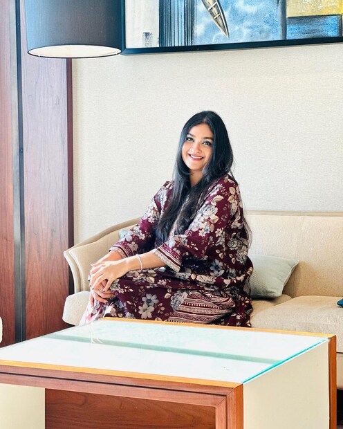 എന്തുമാത്രം സഹോദരസ്നേഹമുള്ള പെൺകുട്ടിയാണ് കുഞ്ഞാറ്റ എന്ന് പറയാൻ വരട്ടെ. ഈ പടം പിടുത്തതിന്റെ ഉദ്ദേശം ക്യാപ്ഷ്യനായി പറയുന്നുണ്ട്. 'നിങ്ങളില്ലെങ്കിൽ എല്ലാത്തിനും ഞാൻ വേറാരെ പഴിചാരും' എന്ന് കുഞ്ഞാറ്റ. അതായത് കുഴപ്പങ്ങളിൽ നിന്നും നൈസായി പുറത്തുവരാൻ ഇവരൊക്കെയുള്ളതു കൊണ്ട് സാധിക്കുന്നു എന്ന് സാരം 