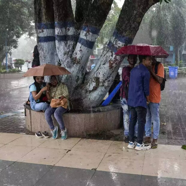  പത്തനംതിട്ട, ആലപ്പുഴ ഇടുക്കി മലപ്പുറം എന്നീ ജില്ലകളിലാണ് യെല്ലോ അലർട്ട് പ്രഖ്യാപിരിക്കുന്നത്. മലയോര മേഖലകളിൽ ശക്തമായ മഴയ്‌ക്ക് സാധ്യതയുള്ളതായി കാലാവസ്ഥാ വകുപ്പ് അറിയിച്ചു.