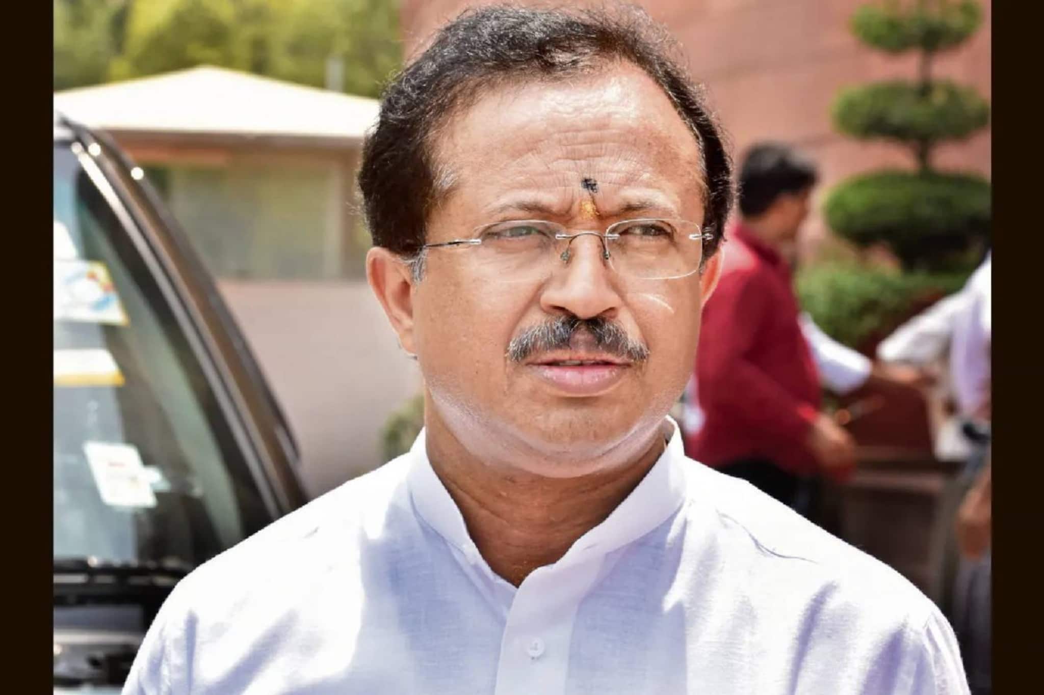 'ചെടിച്ചട്ടി കൊണ്ട് മനുഷ്യന്‍റെ തല പൊട്ടിക്കുന്നതിനെ രക്ഷാപ്രവര്‍ത്തനം എന്ന് വിശേഷിപ്പിക്കുന്ന നാട്ടിലാണ്...