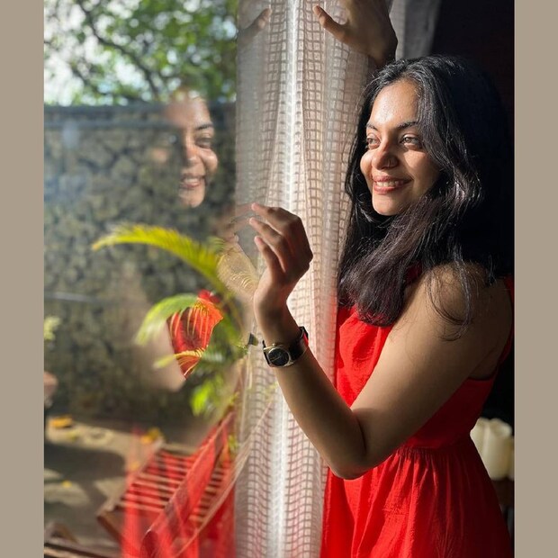 പുറത്തിറങ്ങിയപ്പോൾ പൈലറ്റ് പോലും അഹാനയോട്‌ സുഖവിവരം അന്വേഷിച്ച് ഉറപ്പിച്ചിരുന്നു എന്ന് താരം. അത്രയ്ക്ക് മോശമായിരുന്നു ഫ്ളൈറ്റിന്റെ പോക്ക് എന്നുപോലും അദ്ദേഹം അന്വേഷിച്ചു.  അവരുടെ കുറ്റം കൊണ്ടല്ല, തന്റെ ആരോഗ്യപ്രശനമാണ് കാരണം എന്ന് അഹാന സ്നേഹത്തോടെ അറിയിച്ചു 