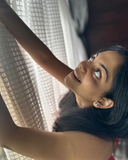 'ഇപ്പോൾ പോയതല്ലേയുള്ളൂ, ഡ്രെയിനിന്റെ താഴത്തെ ഭാഗം തുറക്കാം എന്ന് അപ്പച്ചിയുടെ നിർദേശം. അവർ അത് തുറന്നു. അര മണിക്കൂർ കൊണ്ട് ഒഴുക്കി വിട്ടതെല്ലാം അവിടെ താങ്ങി നിൽപ്പുണ്ടായിരുന്നു. ട്രാന്സ്പരെന്റ് ലെൻസ് കൂടിയാണ്