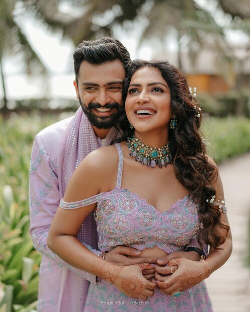 പക്ഷെ മറ്റാരേക്കാളും തന്റെ കുഞ്ഞിനെ ഉള്ളിൽ പേറുന്ന അമല ഇഷ്‌ടമുള്ളതെല്ലാം കഴിക്കുന്നു എന്നുറപ്പാക്കുകയാണ് ഭർത്താവ് ജഗത് ദേശായി. അതിന് പഴയകാല ചാർത്തുംപടിയുള്ള ഭക്ഷണമൊന്നുമല്ല ജഗത് അമലയ്ക്കായി ഒരുക്കുന്നത് 