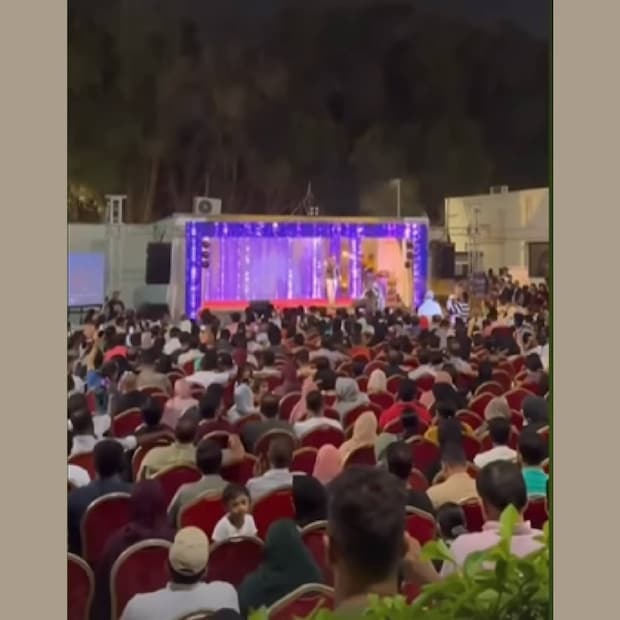 ഗൾഫ് രാജ്യങ്ങളിൽ പോകുന്ന താരങ്ങൾ പലരും ഭംഗിയുള്ള പർദ്ദ ഒരെണ്ണം ധരിച്ച് ഫോട്ടോ എടുക്കാറുണ്ട്. അടുത്തിടെ അഹാന അത്തരത്തിൽ വേഷമിട്ടിരുന്നു. ഇപ്പോൾ അമൃതയും ഒരു കടയിൽ വച്ച് ഈ വേഷം ധരിച്ചുള്ള നിൽപ്പാണ്. ഇത്രയും വലിയ ഒരു ആൾക്കൂട്ടത്തിനു മുന്നിലാണ് അമൃത സുരേഷ് പാടുന്നത് 
