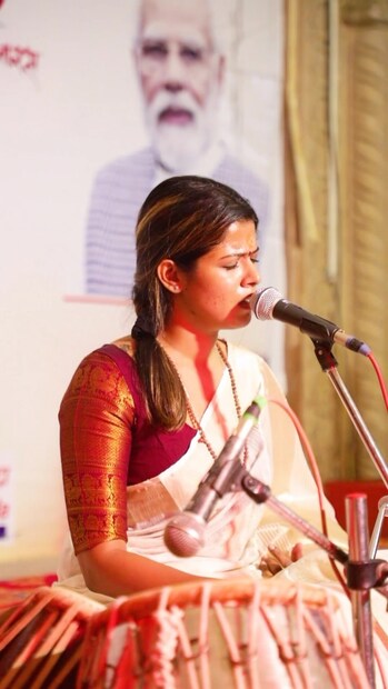 പിതാവ് സുരേഷ് പുല്ലാങ്കുഴൽ വിദ്വാനായിരുന്നതിനാൽ, കുഞ്ഞുനാൾ മുതലേ അമൃത സംഗീതം അഭ്യസിച്ചിരുന്നു. റിയാലിറ്റി ഷോയ്ക്ക് പിന്നാലെ സിനിമാ പിന്നണി ഗാനരംഗത്തും അമൃത സുരേഷ് കടന്നുവന്നു 
