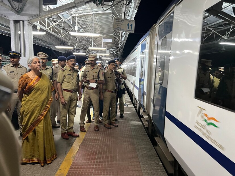  കേരളത്തിലെത്തിയ ധനമന്ത്രി നിർമ്മലാ സീതാരാമൻ കൊച്ചിയിൽ നിന്നും തിരുവനന്തപുരത്തേക്കുള്ള യാത്രയ്ക്കായി തിരഞ്ഞെടുത്തത് വന്ദേഭാരത് എക്‌സ്‌പ്രസ്.
