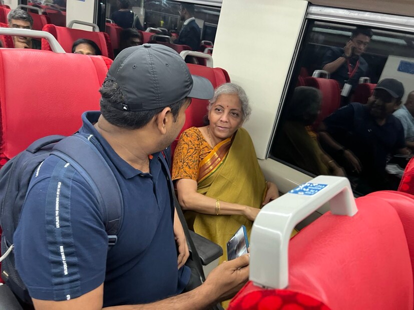  'കൊച്ചിയിൽ നിന്നും തിരുവനന്തപുരത്തേക്ക് വന്ദേഭാരതിൽ ഒരു യാത്ര നടത്തുന്നു. പ്രധാനമന്ത്രി നരേന്ദ്ര മോദി 2022 സെപ്റ്റംബറിലാണ് വന്ദേഭാരത് എക്സ്പ്രസ് അവതരിപ്പിച്ചത്'