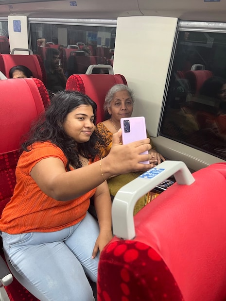  'എനിക്ക് യാത്ര ചെയ്യാൻ ഒരു വർഷം കാത്തിരിക്കേണ്ടി വന്നു. എല്ലാ സീറ്റുകളും ബുക്ക്ഡ് ആണ്. വന്ദേഭാരത് അത്രയ്ക്കും ജനപ്രിയമാണ്'- നിർമ്മലാ സീതാരാമൻ എക്സിൽ കുറിച്ചു.