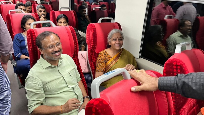 കാസർകോട് നിന്നും പുറപ്പെട്ട വന്ദേഭാരതിൽ എറണാകുളത്ത് നിന്നാണ് മന്ത്രി കയറിയത്.