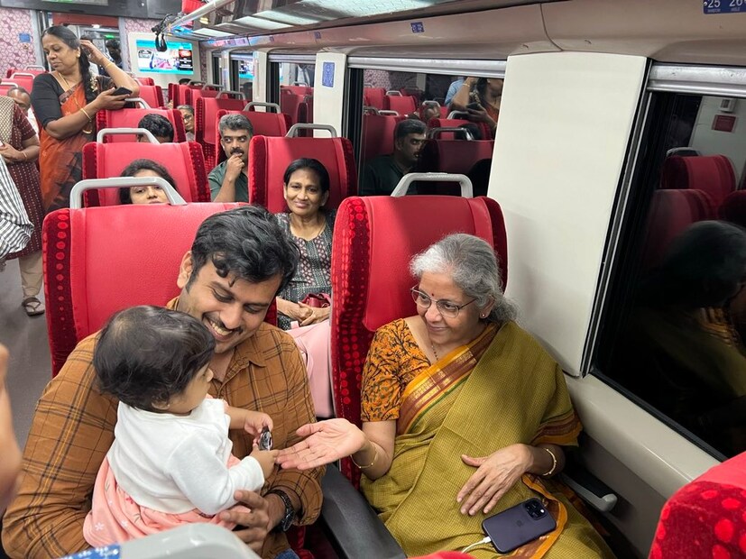  'യാത്രാക്കാരുമായി സംവദിക്കാൻ കിട്ടിയ ഏറ്റവും മികച്ച അവസരം' എന്ന് കുറിച്ചുകൊണ്ടാണ് നിർമ്മലാ സീതാരാമൻ സോഷ്യൽ മീഡിയയിൽ ചിത്രങ്ങൾ പങ്കുവച്ചത്.
