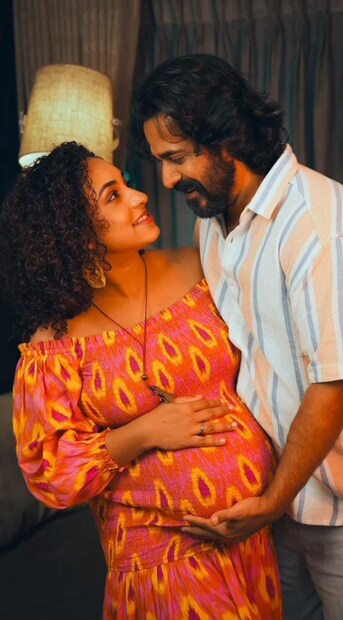  പുതിയ കുട്ടി ജനിച്ച് ഒരു മാസം ആകാനായിട്ടും യാതൊരു തരത്തിലുള്ള വിശേഷങ്ങളും ഇരുവരും പങ്കുവച്ചിട്ടില്ല. എന്നാൽ ആദ്യ മകള്‍ നിലയെ പ്രസവിക്കാനായി ആശുപത്രിയിൽ അഡ്മിറ്റായപ്പോൾ മുതലുള്ള വിശേഷങ്ങളും മകളെ കൈകളിൽ വാങ്ങുന്ന വീഡിയോയും താരം പങ്കുവച്ച് എത്തിയിരുന്നു.