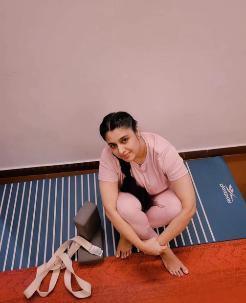  രോഗങ്ങളിൽ നിന്നും മുക്തി നേടാനാണ് താൻ ആദ്യം യോഗയിലേക്ക് തിരിഞ്ഞതെന്ന് സംയുക്ത മുമ്പ് പറഞ്ഞിട്ടുണ്ട്. രണ്ട് പതിറ്റാണ്ടോളമായി സംയുക്ത യോഗ അഭ്യസിക്കുന്നുണ്ട്. അതിന്റെ മാറ്റങ്ങളും പ്രിയ താരത്തിൽ നമുക്ക് കാണാം.
