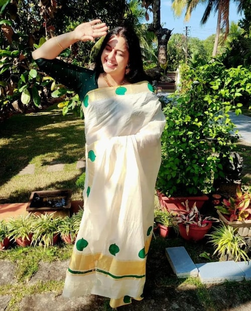  വീണ്ടും ചില വീട്ടുകാര്യങ്ങൾ എന്ന ചിത്രത്തിൽ നായകന്റെ വീടിന്റെ ഗേറ്റ് കടന്നു വന്ന സുന്ദരി പെൺകുട്ടി മലയാളികളുടെ പ്രിയതാരമായി മാറിയത് വളരെ പെട്ടെന്നാണ്. വിവാഹ ശേഷം സിനിമാ അഭിനയം അവസാനിപ്പിച്ചെങ്കിലും മലയാളികൾക്ക് ഇന്നും പ്രിയപ്പെട്ട നടിയാണ് സംയുക്ത വർമ.