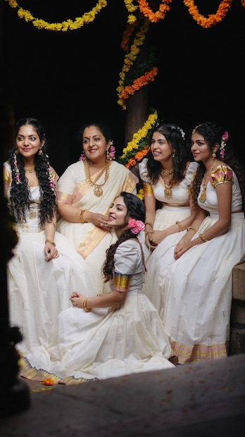 അമ്മു, ഓസി, ബിത്തു, ഹൻസു എന്നിങ്ങനെയാണ് അഹാന, ദിയ, ഇഷാനി, ഹൻസികമാരുടെ വീട്ടിലെ ഓമനപ്പേര്. അമ്മു എന്നത് അഹാനയുടെ ചെല്ലപ്പേരാണെങ്കിലും, അനുജത്തിമാർ പോലും അമ്മു എന്ന് തന്നെയാണ് അഹാനയെ വിളിക്കുക. 