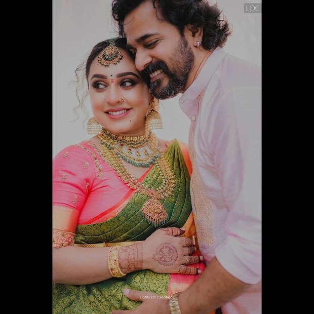  പേളിയുടെ വളകാപ്പ് ചടങ്ങിൽ പേളിയും ഭർത്താവ് ശ്രീനിഷും മകൾ നില ശ്രീനിഷും