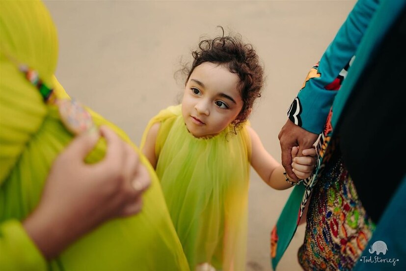  ബേബി ഷവറനു പേളിയും നിലയും ഒരേ രീതിയിലുള്ള ഡ്രസ്സ് ആണ് ധരിച്ചത്. ടി ആന്റ് എം സിഗ്നേച്ചര്‍ ആണ് പേളിയുടെയും നിലു ബേബിയുടെയും എല്ലാം ഡ്രസ്സ് ഡിസൈന്‍ ചെയ്തിരിയ്ക്കുന്നത്.