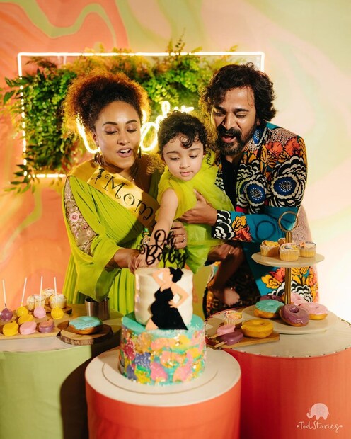  എട്ടാം മാസം ഗർഭിണിയാണ് പേളി. ദിവസങ്ങൾക്ക് മുൻപ് പേളിയും കുടുംബവും വളക്കാപ്പ് ആഘോഷമായി നടത്തിയിരുന്നു. ഇപ്പോഴിതാ ബേബി ഷവറും നടത്തിയിരിക്കുകയാണ്. ഇതിന്റെ ചിത്രങ്ങൾ സമൂഹ മാധ്യമങ്ങളിൽ വൈറലാണ്.