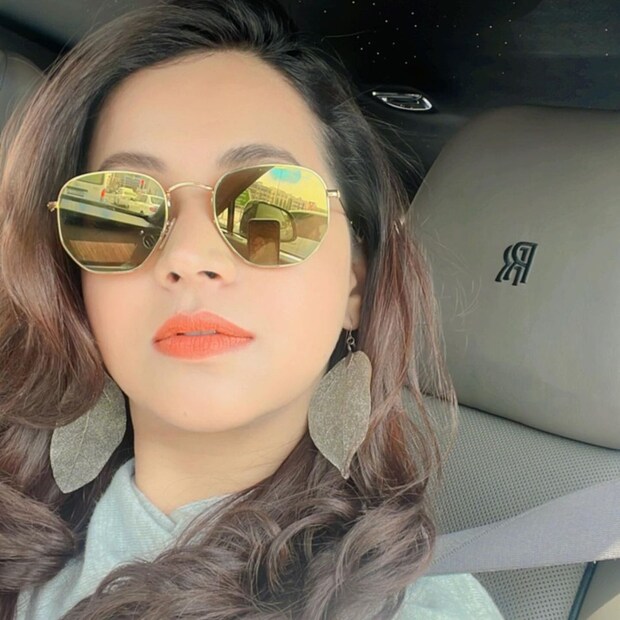  എന്നാൽ ആരും ഷോപ്പിങിനെ കുറിച്ച് ചോദിച്ചായിരുന്നില്ല കമന്റിട്ടത്, ഒരു ഹായ് തരുമോ എന്ന് ചോദിച്ചാണ്. എന്നാൽ ആരാധകരെ നിരാശപ്പെടുത്താൻ താരത്തിനു ഭാവമില്ലെന്നാണ് കമന്റിൽ വ്യക്തമാകുന്നത്.