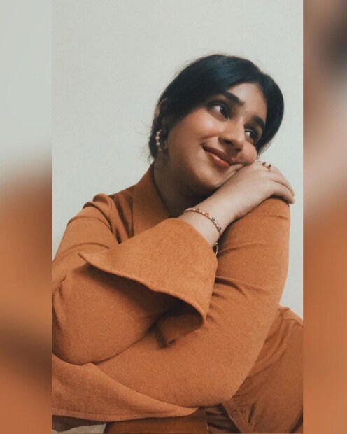  പുഞ്ചിരിച്ചും മനോഹരമായി പോസ് ചെയ്തുമെല്ലാം നിൽക്കുന്ന ശ്രീമയിയാണ് ചിത്രങ്ങളിൽ ഉള്ളത്. ഫോട്ടോ വൈറലായതോടെ നിരവധി പേരാണ് കമന്റുകളുമായി എത്തിയത്. സ്‌നേഹം അറിയിച്ചുകൊണ്ടുള്ള ഒത്തിരി കമന്റുകള്‍ ചിത്രത്തിന് താഴെ വന്നിട്ടുമുണ്ട്.
