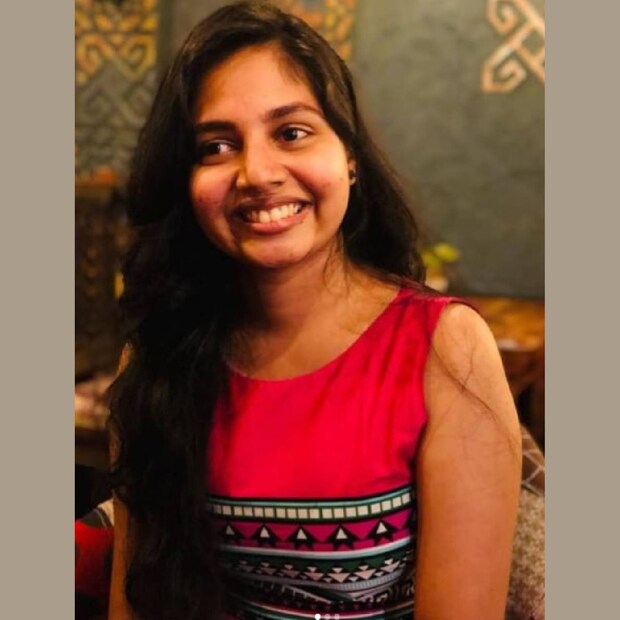 ഇനിയും സമൂഹത്തിലേക്ക് സജീവമായി കടന്നു വന്നിട്ടില്ലാത്ത ആളാണ് വരദ ജ്യോതിർമയി, അഥവാ അഭയ ഹിരണ്മയിയുടെ ഒരേയൊരു അനുജത്തി. പാട്ട് സ്വന്തമായി പാടിയതല്ല കേട്ടോ. ആക്ടിങ് മാത്രമാണ് വരദയുടെ സംഭാവന 