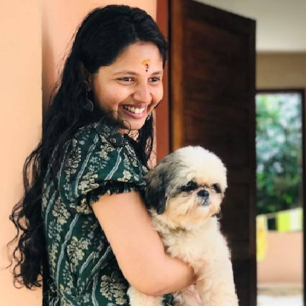 പഴയ വിന്റേജ് ലുക്കിലെ കൂളിംഗ് ഗ്ലാസ്, പൊൽക ഡോട്ട് സാരി, നീളൻകയ്യുള്ള കറുത്ത ബ്ലൗസ് തുടങ്ങിയവ ചേർന്ന ലുക്കും പാട്ടിന്റെ ഭാഗമാണ്. ഇത്രയും കേട്ട ചേച്ചിക്ക് അമ്പരപ്പ് മാറിയിട്ടില്ല. 'എന്തൊക്കെയാണോ എൻ തങ്കച്ചി' എന്ന് പറഞ്ഞ് അന്തംവിട്ടുകൊണ്ടു അനിയത്തിയുടെ പാട്ട് വീഡിയോ ചേച്ചി സ്റ്റോറീസിൽ പങ്കിട്ടു (തുടർന്ന് വായിക്കുക)