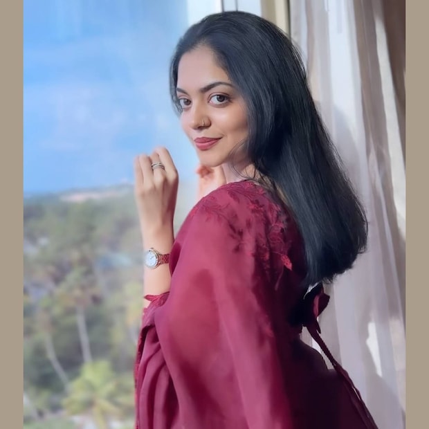 മറ്റു സീറ്റുകളിൽ ഇരുന്നവർ പോലും അവരുടെ വൊമിറ്റ് ബാഗ് അഹാനയ്ക്കായി നീട്ടി. ഛർദിച്ച് അവശയായി കണ്ണുനിറഞ്ഞ അവസരത്തിൽ എയർ ഹോസ്റ്റസ് എത്തി സമാധാനിപ്പിക്കുക പോലും ചെയ്തു