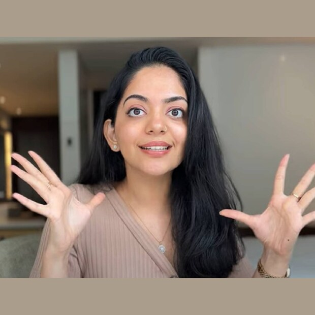 ഏതു സാഹചര്യത്തിലും അഹാനയുടെ ഒപ്പം താങ്ങും തണലുമായി അവരുടെ അമ്മയും കുടുംബാംഗങ്ങളും ഉണ്ടാവും. ഒരിക്കൽ മകൾക്ക് തന്റെ കണ്ണ് കൊടുത്താൽ മാറുന്ന പ്രശ്നമെങ്കിൽ അങ്ങനെ ചെയ്യാം എന്ന് കൃഷ്ണകുമാർ പറഞ്ഞിട്ടുണ്ട്. ഒടുവിൽ നീണ്ട 16 വർഷത്തെ കാത്തിരിപ്പിനൊടുവിലാണ് അഹാന കൃഷ്ണ സർജറി ചെയ്ത് കണ്ണിന്റെ പ്രശ്നം പരിഹരിച്ചത് (തുടർന്ന് വായിക്കുക) 