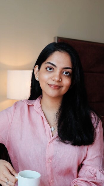 മനസിന് വല്ലാതെ വിഷമം വന്ന അവസ്ഥകൂടിയായിരുന്നു അത്. സ്ഥിരമായി ഛർദി ഉണ്ടാവുന്ന ഒരു ആന്റിയും അടുത്തിരിക്കുന്ന ഡോക്‌ടറും അനുഭാവപൂർവം പെരുമാറിയെന്ന് അഹാന നന്ദിയോടെ ഓർക്കുന്നു. അത്രയും നല്ല സഹയാത്രികരെ കിട്ടുന്നത് അനുഗ്രഹമെന്നു അഹാന കരുതുന്നു