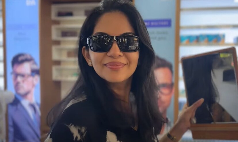 ആദ്യമായി അഭിനയിച്ച സിനിമയുടെ പരിപാടിക്ക് ലെൻസ് വെക്കാതെ പോയാൽ കാഴ്ചശക്തിക്ക് പ്രശ്നമാവുകയും ചെയ്യും. ഇനി എന്താ ചെയ്യുക എന്ന ചോദ്യവുമുണ്ട് മനസ്സിൽ. എന്നാൽ എല്ലാത്തിനും പരിഹാരം കാണുന്ന തന്റെ അമ്മയും അപ്പച്ചിയും സമയോചിതമായി ഇടപെട്ടു