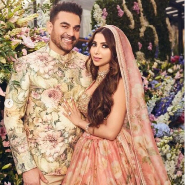 ഒരു സിനിമാ സെറ്റിൽ വച്ചാണ് പ്രണയം ആരംഭിച്ചത് ഏന് റിപോർട്ടുകൾ ഉണ്ടായെങ്കിലും, അതെങ്ങനെ വിവാഹത്തിൽ കലാശിച്ചു എന്നാരും അറിഞ്ഞില്ല. ശരിക്കും വെറും അഞ്ച് ദിവസത്തിനിടെയാണ് ഷൂറാ ഖാൻ 'യെസ്' പറയുന്നതും, അർബാസ് ഷൂറയെ വിവാഹം ചെയ്യുന്നതും 