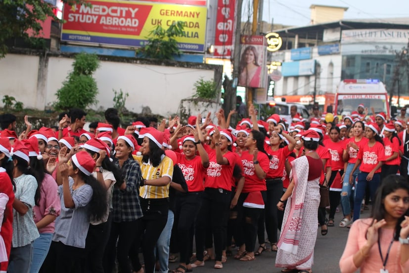  ബോൺ നതാലെ ക്രിസ്മസ് പാപ്പാ വിളംബരയാത്രയിൽ ഒന്നും രണ്ടുമല്ല മൂവായിരത്തോളം ക്രിസ്‌മസ് പാപ്പാമാരാണ് റാലിയിൽ പങ്കുചേർന്നത്.