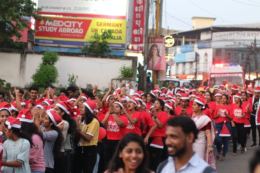  തുടർന്ന് നടന്ന സമ്മേളനത്തിൽ ക്രൈസ്തവ സഭാ മേലധ്യക്ഷൻമാരും രാഷ്ട്രീയ സാമൂഹിക സാംസ്കാരിക രംഗത്തെ പ്രമുഖരും ചേർന്ന് കേക്ക് മുറിച്ചു.