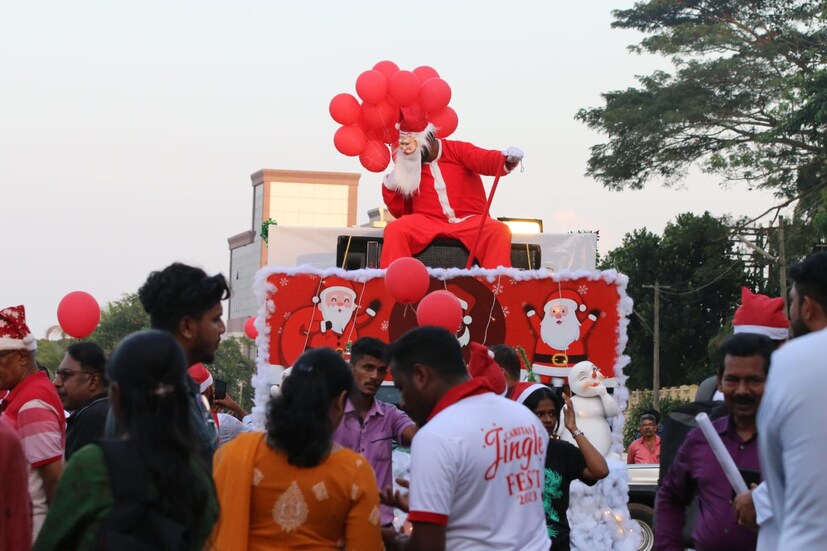  'ബോണ്‍ നത്താലേ(Buon Natale) എന്ന ഇറ്റാലിയൻ പദപ്രയോഗത്തിന്റെ അർത്ഥം 'ക്രിസ്മസ് ആശംസകൾ' എന്നാണ്. 