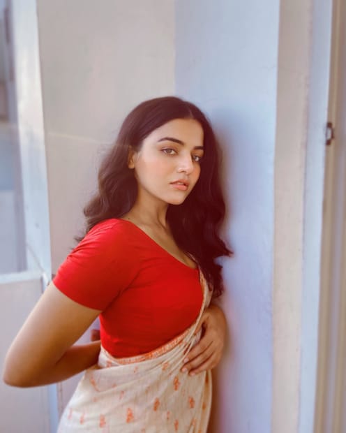  സംവിധായകന്റെ കാര്യത്തിൽ അന്തിമ തീരുമാനമായോ എന്ന് താൻ അന്വേഷിച്ചിരുന്നു. എന്തുകൊണ്ടാണ് ആ പ്രൊജക്ട് വേണ്ടെന്നുവെച്ചതെന്ന് അറിയില്ല. ചിത്രം പുനരാരംഭിക്കുമെന്നാണ് പ്രതീക്ഷയെന്നുമാണ് പ്രചരിക്കുന്ന വീഡിയോയിൽ വാമിഖ പറയുന്നത്.