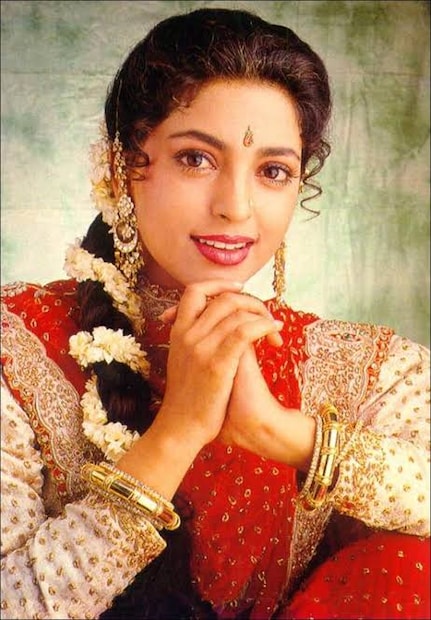  1990-92 കാലയളവിൽ പത്ത് ലക്ഷം രൂപയായിരുന്നു ജൂഹി ചൗളയുടെ പ്രതിഫലം. എന്നാൽ, 1993 ൽ ധർ, ഹം ഹേ രഹീ പ്യാർ കേ, ലൂട്ടേരേ എന്നീ സൂപ്പർഹിറ്റുകൾക്കു ശേഷം താരത്തിന്റെ പ്രതിഫലം 20 ലക്ഷമായി. 1994 ൽ 25 ലക്ഷം മുതൽ 40 വരെ ജൂഹിയുടെ പ്രതിഫലം ഉയർന്നു.
