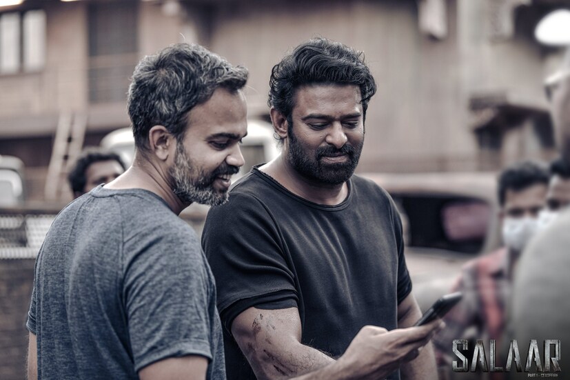  കെജിഎഫ് പോലെ രണ്ട് ഭാഗങ്ങളായാകും ചിത്രമെത്തുക. അടുത്തിടെ പുറത്തുവന്ന ചിത്രത്തിന്റെ ട്രെയിലറും വീഡിയോ സോങ്ങുമെല്ലാം സലാറിന്‍റെ പ്രേക്ഷക പ്രതീക്ഷ ഉയര്‍ത്തിയിട്ടുണ്ട്.