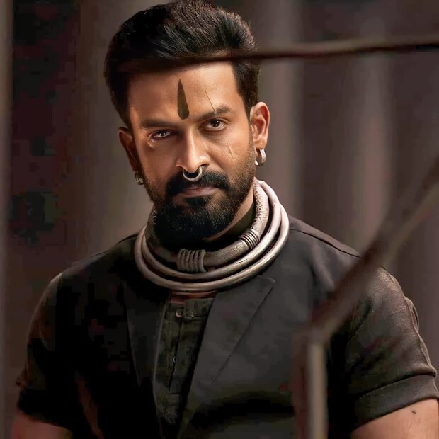 ഹിന്ദിയിൽ നിന്നും ഒരു നടനെ കൊണ്ടുവരുന്നതിനെ കുറിച്ച് നിർദേശങ്ങളുണ്ടായിരുന്നു. പക്ഷേ, തന്റെ മനസ്സിൽ ഉയർന്നുവന്നത് പൃഥ്വിരാജ് ആയിരുന്നു. സ്ക്രിപ്റ്റ് കേട്ടതിനു ശേഷം അദ്ദേഹം സമ്മതിക്കില്ലെന്നായിരുന്നു കരുതിയത്. പക്ഷേ, പൃഥ്വിക്ക് തിരക്കഥ വളരെ ഇഷ്ടപ്പെട്ടുവെന്നും പ്രശാന്ത് നീൽ പറഞ്ഞു.