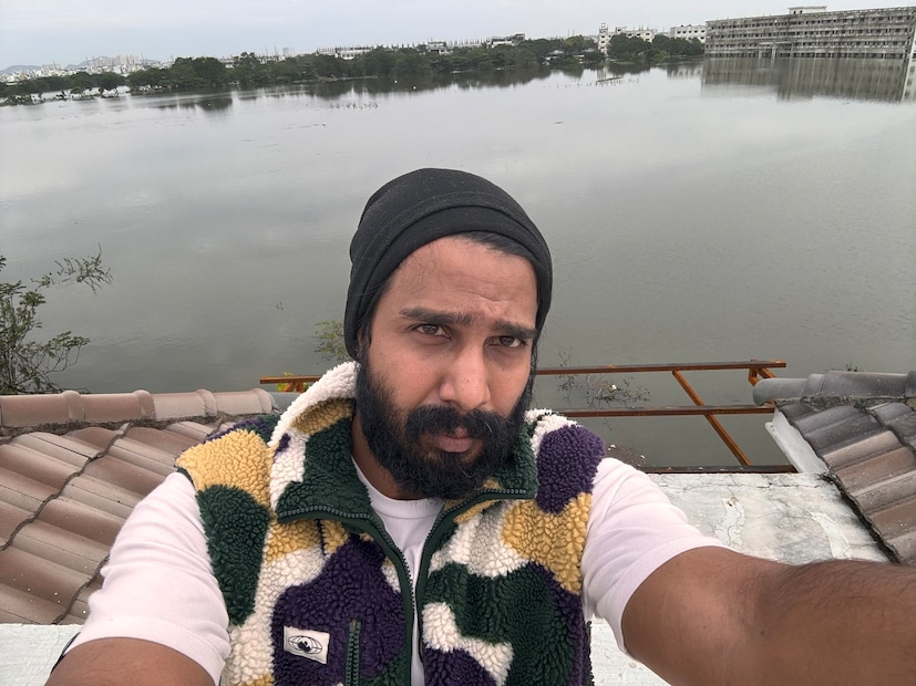  അമ്മയുടെ ചികിത്സയ്ക്കായി ഏതാനും മാസങ്ങളായി ആമിർ ഖാൻ ചെന്നൈയിലാണുണ്ടായിരുന്നത്. ഹൃദയാഘാതത്തെ തുടർന്ന് ചികിത്സയിലാണ് താരത്തിന്റെ മാതാവ്. അമ്മയ്ക്കു വേണ്ടി സിനിമയിൽ നിന്നും ഇടവേളയെടുത്തിരിക്കുകയാണ് താരം.
