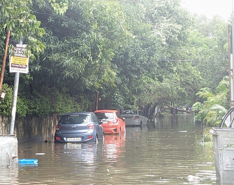  മിഷോങ് ചുഴലിക്കാറ്റ് സ്വാധീനത്തിൽ ചെന്നൈ നഗരത്തിൽ കഴിഞ്ഞ ദിവസങ്ങളിൽ ശക്തമായ മഴയാണ് പെയ്തത്. ചെന്നൈയിലെ മഴക്കെടുതിയിൽ 17 പേർ മരിച്ചതായാണ് റിപ്പോർട്ട്. ചെന്നൈ നഗരത്തിലെ താഴ്ന്ന പ്രദേശങ്ങളൊക്കെ ഇപ്പോഴും വെള്ളത്തിനടിയിലാണ്. ഇന്ന് ചെന്നൈ ഉൾപ്പടെ തമിഴ്നാട്ടിലെ നാല് ജില്ലകളിൽ അവധിയാണ്.