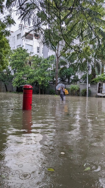  അതേസമയം, മിഷോങ് ചുഴലിക്കാറ്റ് ആന്ധ്രാതീരത്ത് കരതൊട്ടു. ഉച്ചയോടെയാണ് നെല്ലൂരിനും മച്ചിലിപട്ടണത്തിനുമിടയില്‍ ബാപട്‍ലക്കു സമീപം ചുഴലിക്കാറ്റ് കരതൊട്ടത്. ആന്ധ്രാപ്രദേശിൽ കനത്ത മഴ തുടരുകയാണ്. എട്ട് ജില്ലകളിൽ റെഡ് അലർട്ട് ആണ്. അടുത്ത മൂന്നു ദിവസം കനത്ത മഴ തുടരുമെന്നാണ് കാലാവസ്ഥ വകുപ്പിന്‍റെ മുന്നറിയിപ്പ്.