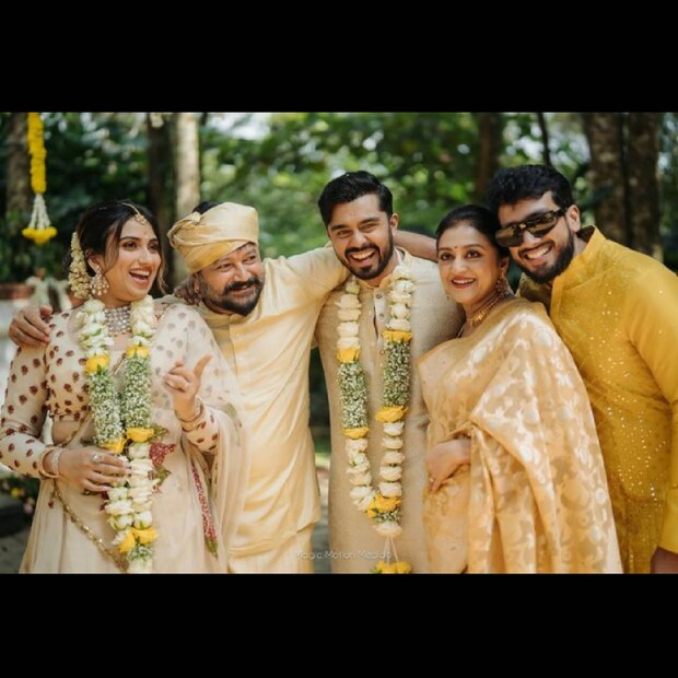 സൂപ്പർസ്റ്റാർ എന്നതിനൊപ്പം നല്ലൊരു അച്ഛൻ എന്ന നിലയിൽ പണ്ടേ പ്രശസ്തനാണ് നടൻ ജയറാം. മക്കളെ പൂരത്തിന് കൊണ്ടുപോയും, ആനയെ കാണിച്ചും, ചുമലിലേറ്റി ആനകളിപ്പിച്ചും ഒക്കെ വളർത്തിയ അച്ഛന്റെ മക്കൾ വളർന്നു വലുതിയായി വിവാഹജീവിതത്തിലേക്ക് കടക്കുകയാണ്. കാളിദാസിന് താരിണിയും മാളവികയ്ക്ക് നവനീതും ജീവിത പങ്കാളികളായി വരുന്നു സൂപ്പർസ്റ്റാർ എന്നതിനൊപ്പം നല്ലൊരു അച്ഛൻ എന്ന നിലയിൽ പണ്ടേ പ്രശസ്തനാണ് നടൻ ജയറാം. മക്കളെ പൂരത്തിന് കൊണ്ടുപോയും, ആനയെ കാണിച്ചും, ചുമലിലേറ്റി ആനകളിപ്പിച്ചും ഒക്കെ വളർത്തിയ അച്ഛന്റെ മക്കൾ വളർന്നു വലുതിയായി വിവാഹജീവിതത്തിലേക്ക് കടക്കുകയാണ്. കാളിദാസിന് താരിണിയും മാളവികയ്ക്ക് നവനീതും ജീവിത പങ്കാളികളായി വരുന്നു