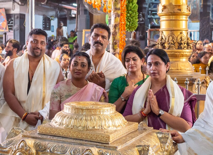  നിയമസഭയിലെ സഹപ്രവർത്തക നയന ജവാർ എംഎൽഎയ്ക്കൊപ്പമാണ് മന്ത്രിയെത്തിയത്.ബെലഗാവി റൂറലിൽ നിന്ന് കർണാടക നിയമസഭയിലേക്ക് തിരഞ്ഞെടുക്കപ്പെട്ട അംഗമാണ് ലക്ഷ്മി ആർ ഹെബ്ബാൽക്കർ.