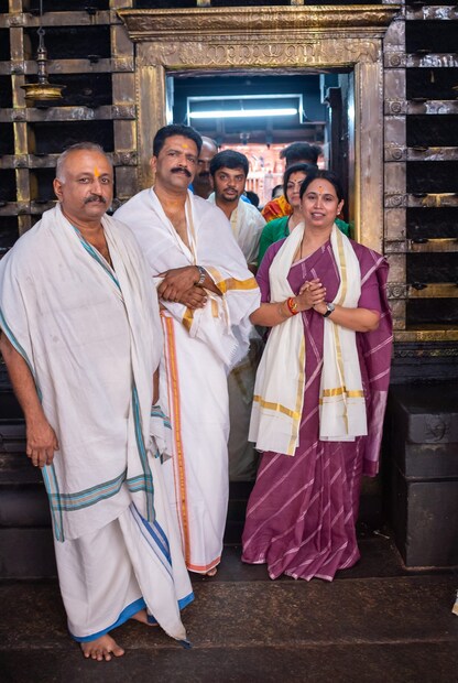  ഗുരുവായൂരപ്പനെ തൊഴുത് ദർശന സായൂജ്യം നേടിയ മന്ത്രിക്ക് ഗുരുവായൂരപ്പൻ്റെ കളഭവും പഴം പഞ്ചസാരയടങ്ങുന്ന പ്രസാദങ്ങൾ നൽകി.