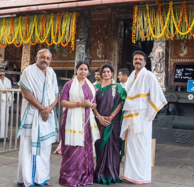  താമര പൂവു കൊണ്ട് തുലാഭാരം നടത്തിയ മന്ത്രിയും സഹപ്രവർത്തകരും പശുവിനെ ക്ഷേത്രത്തിലേക്ക് സമർപ്പിച്ചു