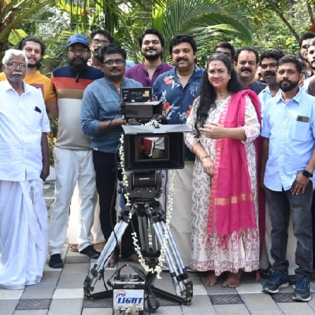 കലേഷ് രാമാനന്ദ്, ബാലചന്ദ്രൻ ചുള്ളിക്കാട്, രാജേഷ് ശർമ്മ, കിഷോർ, നോബി, വി.കെ. ബൈജു, രശ്മി അനിൽ, ശൈലജ അമ്പു, ജിബിൻ ഗോപിനാഥ്, അഞ്ജലി സത്യനാഥ് എന്നിവരോടൊപ്പം അമ്പതിലധികം പുതുമുഖങ്ങൾ ശ്രദ്ധേയമായ കഥാപാത്രത്തെ അവതരിപ്പിക്കുന്നു.അനിൽ നായർ ഛായാഗ്രഹണം നിർവഹിക്കുന്നു