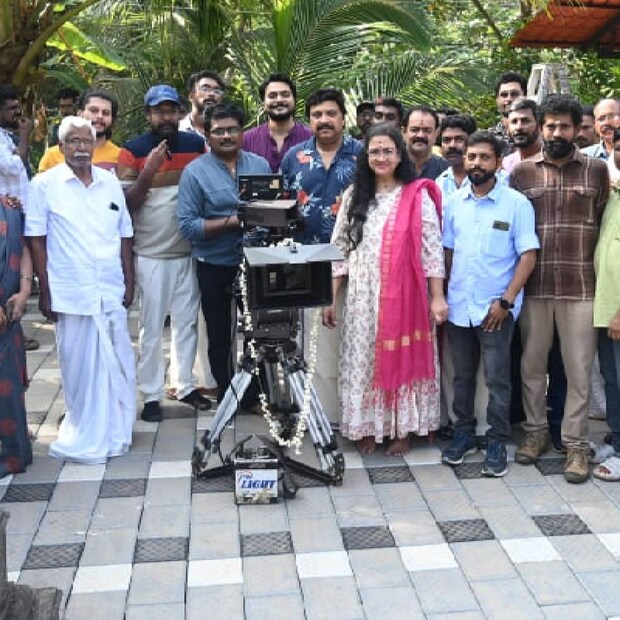 നടനും എം.എൽ.എയുമായ ഗണേഷ് കുമാർ സ്വിച്ചോൺ കർമ്മം നിർവ്വഹിച്ചപ്പോൾ ഉർവശി, തിരക്കഥാകൃത്ത് സജീവ് പാഴൂർ എന്നിവർ ചേർന്ന് ആദ്യ ക്ലാപ്പടിച്ചു. ഉർവശിയുടെ ഭർത്താവായ ശിവാസ് (ശിവപ്രസാദ്) കഥ, തിരക്കഥ, സംഭാഷണം എന്നിവ എഴുതി സംവിധാനം ചെയ്യുന്ന ചിത്രത്തിൽ ടൈറ്റിൽ കഥാപാത്രമായ ജഗദമ്മയെ ഉർവശി അവതരിപ്പിക്കുന്നു (തുടർന്ന് വായിക്കുക)