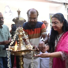 എൽ. ജഗദമ്മയും ശിവേട്ടനും വിളക്ക് കൊളുത്തി; ഉർവശിയുടെ 'എൽ. ജഗദമ്മ എഴാംക്ലാസ് ബി സ്റ്റേറ്റ് ഫസ്റ്റ്' സിനിമയ്ക്ക്...