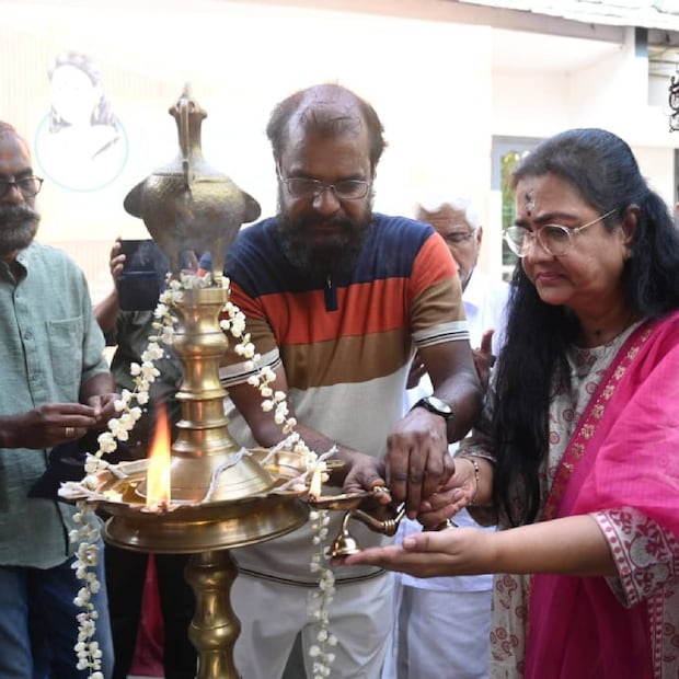 നടി ഉർവശിയും ഭർത്താവ് ശിവപ്രസാദും ഒന്നിക്കുന്ന മലയാള ചിത്രം 'എൽ. ജഗദമ്മ എഴാംക്ലാസ് ബി സ്റ്റേറ്റ് ഫസ്റ്റ്' ആരംഭിച്ചു. എവർസ്റ്റാർ ഇന്ത്യൻസിന്റെ ബാനറിൽ ഉർവശി, ഫോസിൽഹോൾഡിംഗ്സ് എന്നിവർ ചേർന്ന് നിർമ്മിക്കുന്ന 'എൽ. ജഗദമ്മ എഴാംക്ലാസ് ബി സ്റ്റേറ്റ് ഫസ്റ്റ്' ചിത്രീകരണം കൊട്ടാരക്കരയിൽ ആരംഭിച്ചു നടി ഉർവശിയും ഭർത്താവ് ശിവപ്രസാദും ഒന്നിക്കുന്ന മലയാള ചിത്രം 'എൽ. ജഗദമ്മ എഴാംക്ലാസ് ബി സ്റ്റേറ്റ് ഫസ്റ്റ്' ആരംഭിച്ചു. എവർസ്റ്റാർ ഇന്ത്യൻസിന്റെ ബാനറിൽ ഉർവശി, ഫോസിൽഹോൾഡിംഗ്സ് എന്നിവർ ചേർന്ന് നിർമ്മിക്കുന്ന 'എൽ. ജഗദമ്മ എഴാംക്ലാസ് ബി സ്റ്റേറ്റ് ഫസ്റ്റ്' ചിത്രീകരണം കൊട്ടാരക്കരയിൽ ആരംഭിച്ചു