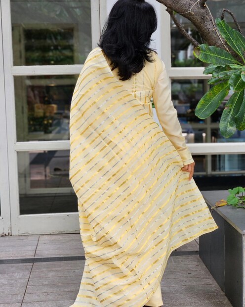 ലിസി അണിഞ്ഞിരിക്കുന്ന സാരിക്ക് അതിന്റേതായ മനോഹാരിതയുണ്ട്. എന്നാൽ ഭംഗിക്കും സ്റ്റൈലിനും പുറമേ ഈ സാരിക്ക് ചില കഥകളുണ്ട് പറയാൻ. ഒരു നീണ്ട കണ്ണീർക്കഥയാണത് (തുടർന്ന് വായിക്കുക) 