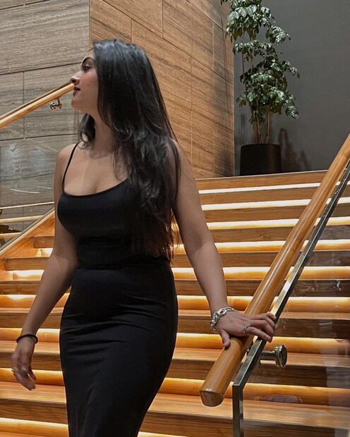 കൂട്ടുകാരുമായി ഒന്നിച്ച് സമയം ചെലവിടാനും ആഘോഷങ്ങളിൽ പങ്കെടുക്കുന്നതിലുമെല്ലാം തല്പരയാണ് കുഞ്ഞാറ്റ. വിദേശത്താണ് പഠനം എങ്കിലും, നാട്ടിലെ എല്ലാ ആഘോഷങ്ങളും തന്നാലാവും വിധം കുഞ്ഞാറ്റ ആഘോഷമാക്കാറുണ്ട് 