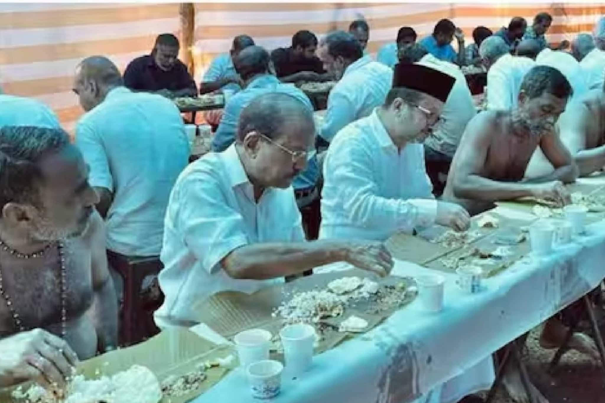 ഇത്തവണയും പതിവ് തെറ്റിച്ചില്ല;അയ്യപ്പൻ വിളക്കിന് പാണക്കാട് നിന്ന് തങ്ങളെത്തി;ഭക്തൻമാർക്കൊപ്പമിരുന്ന് ഭക്ഷണം കഴിച്ചു